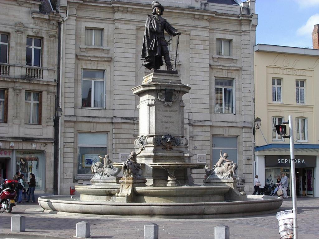 Budget Appart Avec Parking Au Centre-Ville Charleville-Mézières Exteriör bild